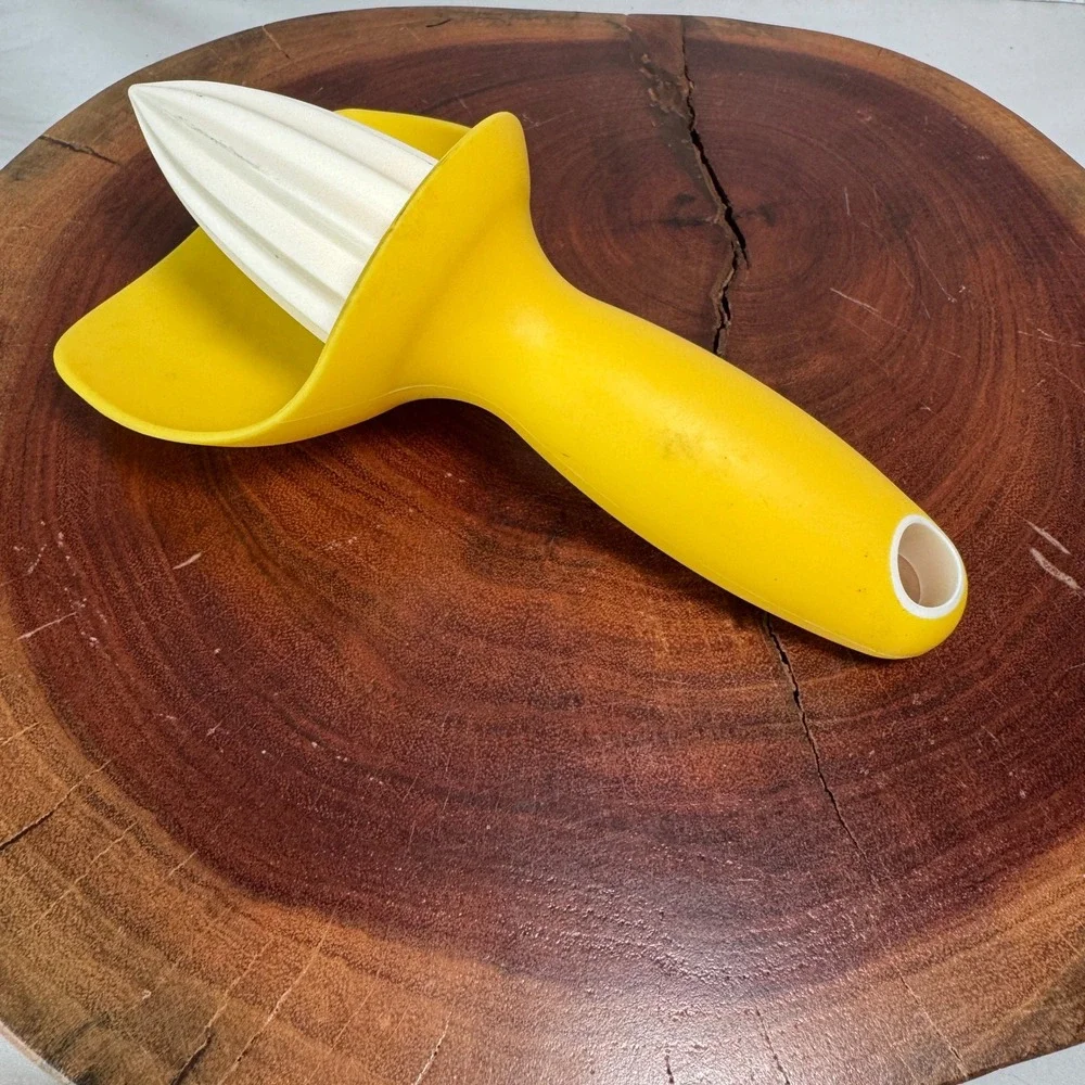 Joseph Joseph Catcher Citrus Juicer Yellow Hand Squeezer with Seed Strainer